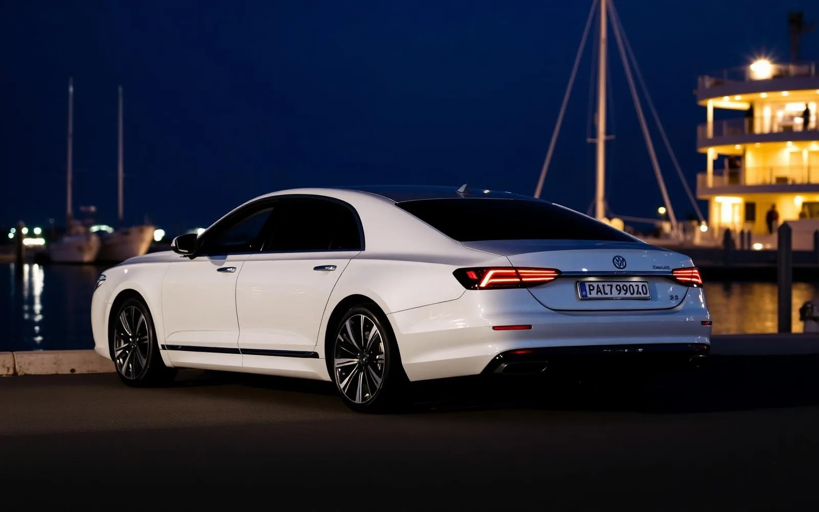 Berline premium blanche devant la marina d'Agadir à l'heure bleue