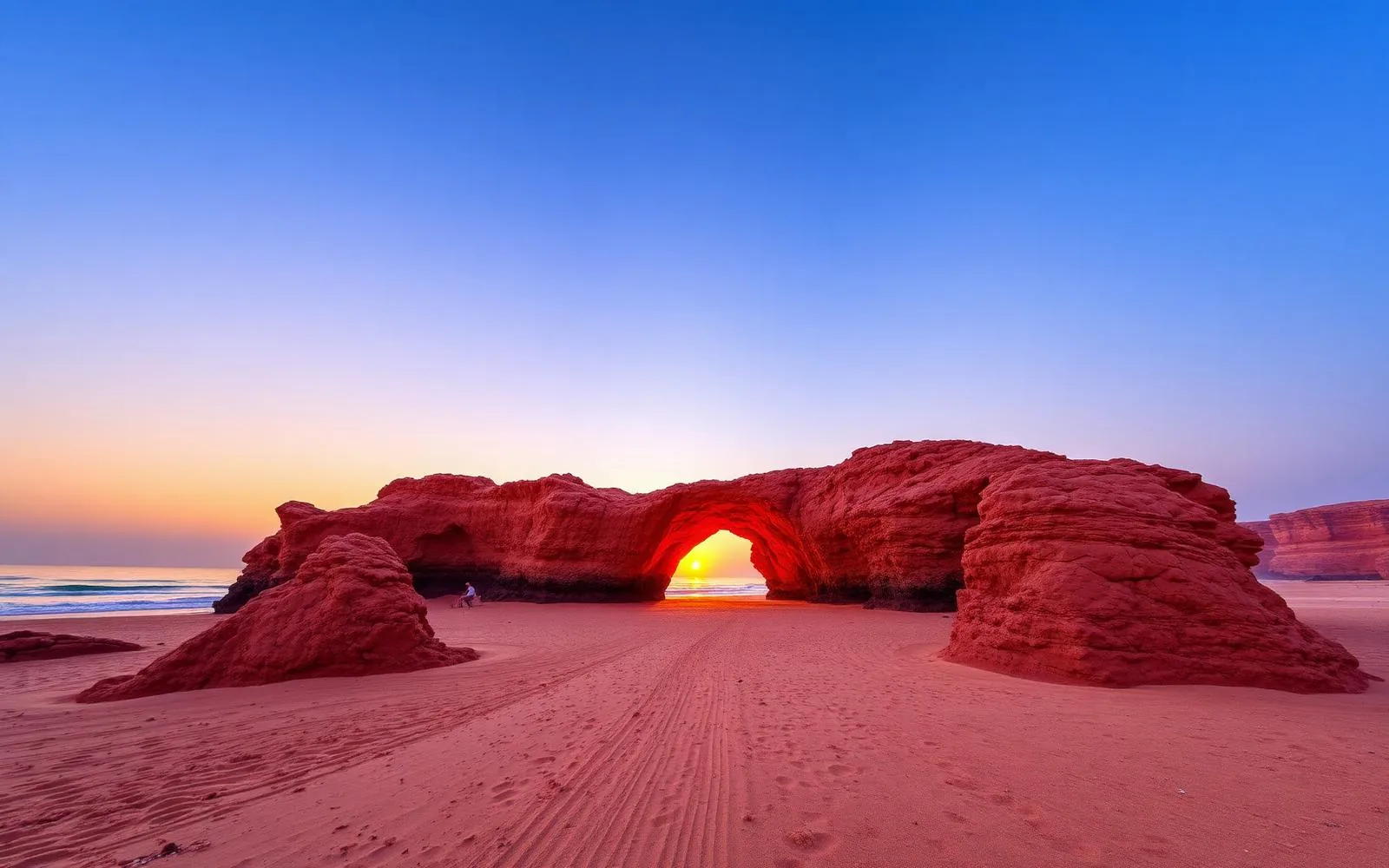 Arches de grès rouge de la plage de Legzira au coucher du soleil
